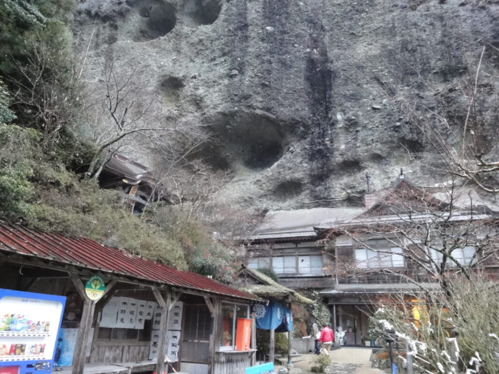 岩屋寺の境内と断崖