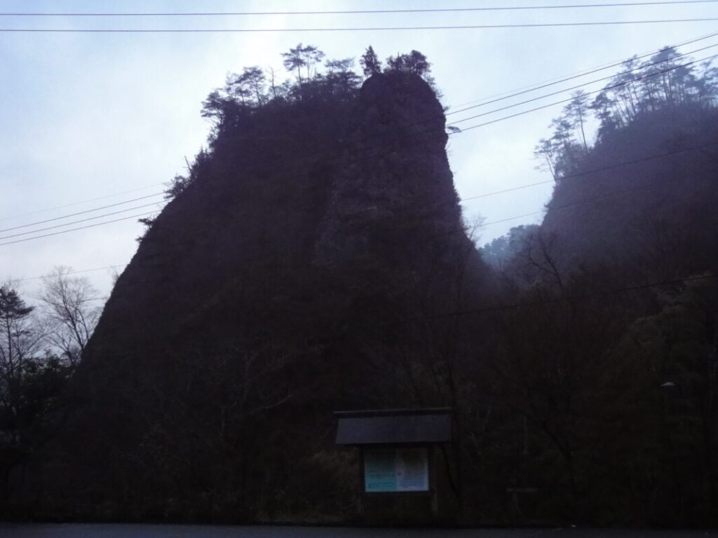 景勝地 古岩屋の水墨画のような山景色