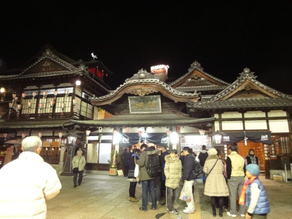 歩き遍路で立ち寄った道後温泉本館：夜8時の様子