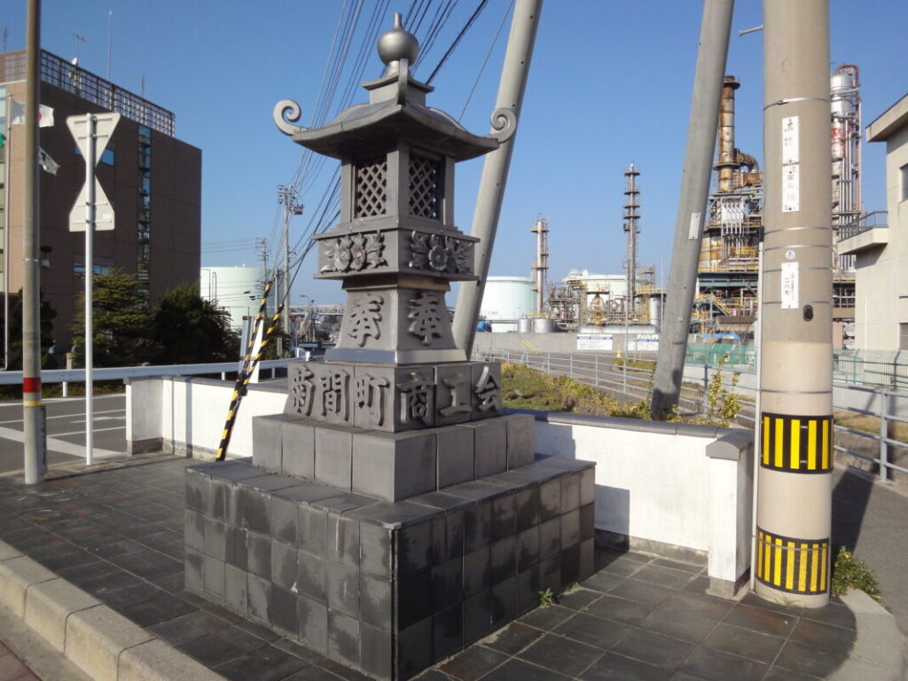 菊間町。瓦で作られたモニュメント。