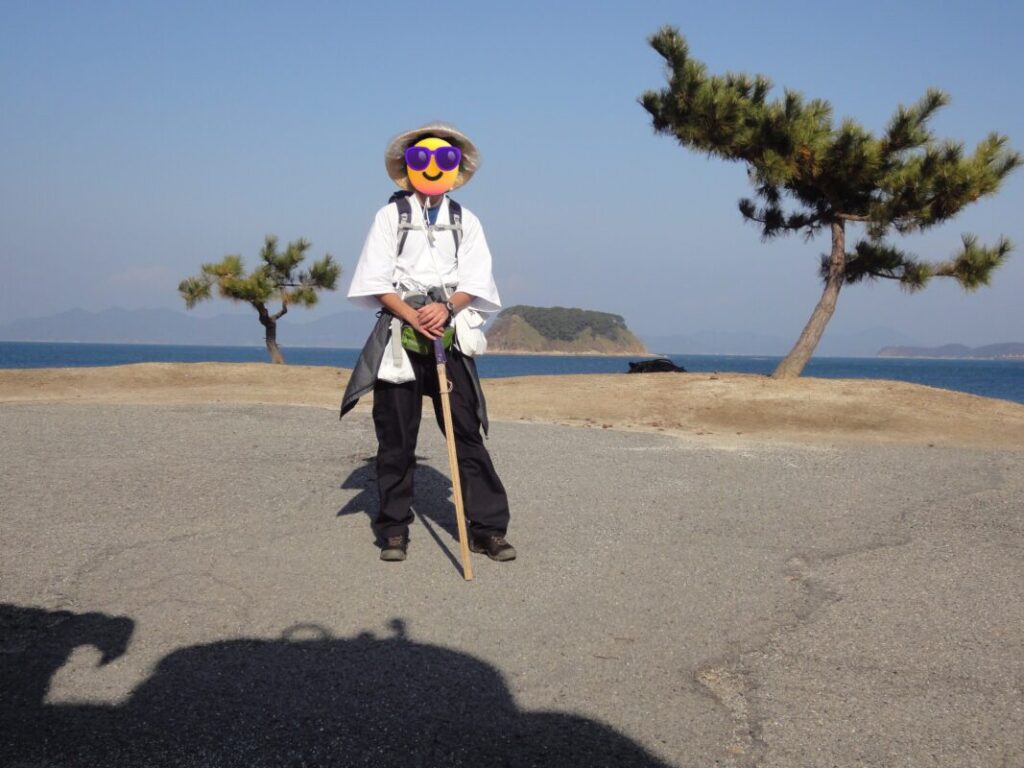 歩き遍路中の私：内海・伊予灘の穏やかな海景色を背景