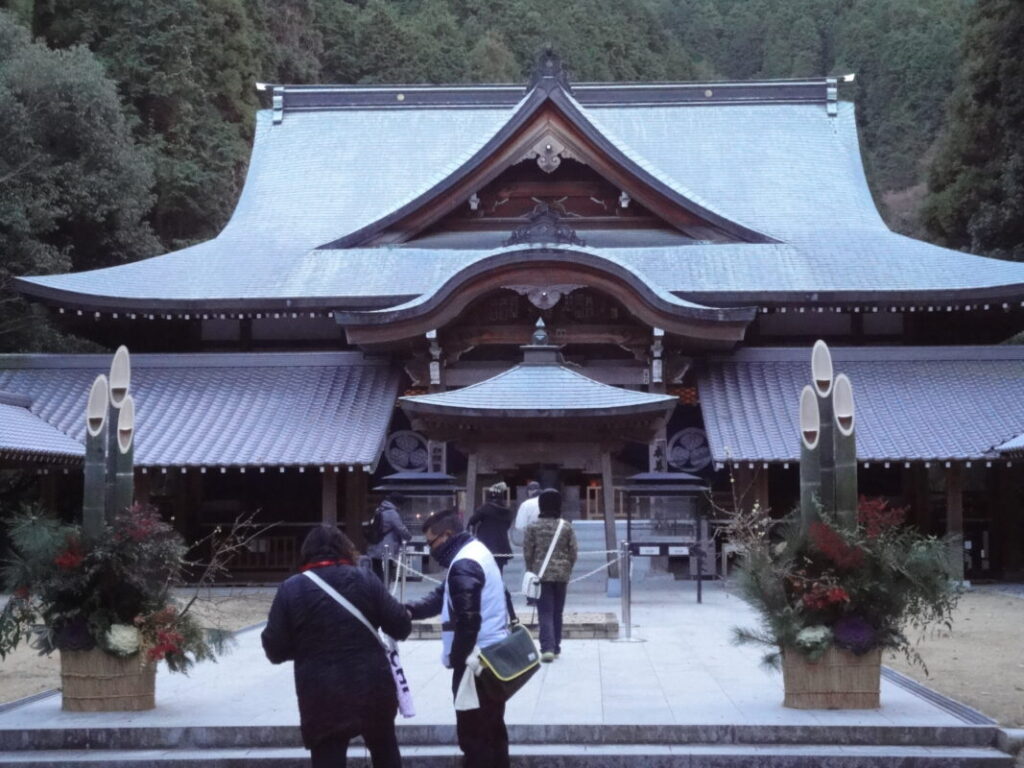 Temple No. 64 Maegamiji grounds with New Year kadomatsu decorations