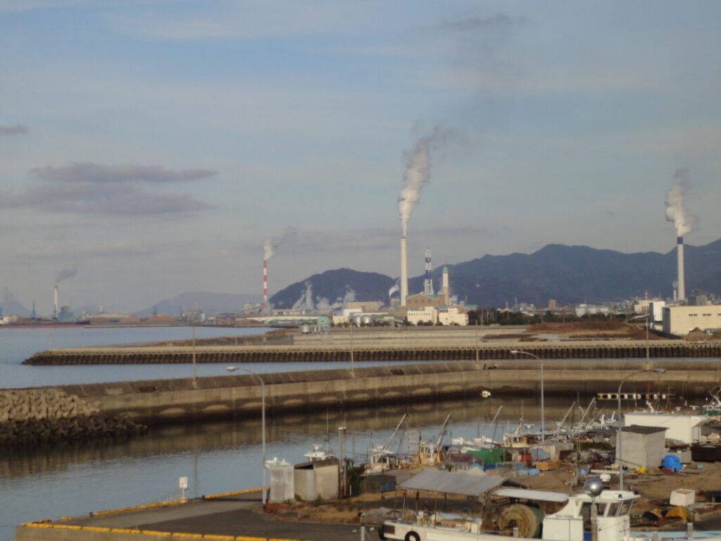 65番三角寺へ向かう遍路道：四国中央市の近代的な工業地帯