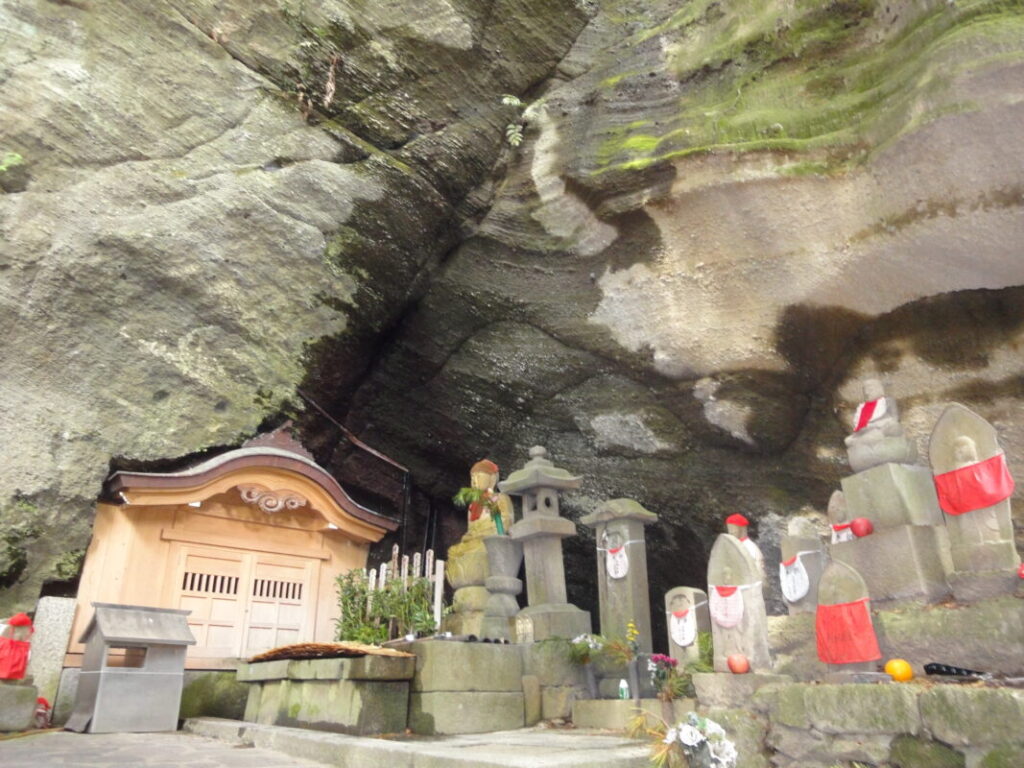 岩壁から染み出る湧き水と十体ほどある地蔵