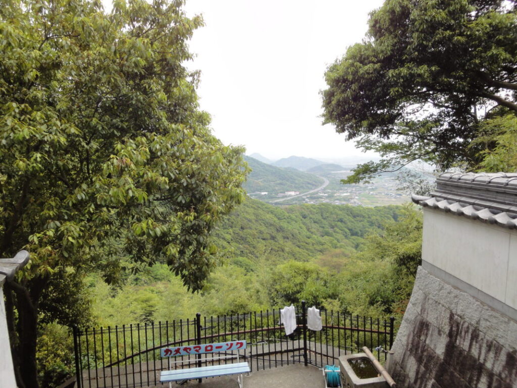 弥谷寺から望む山々と麓の街並み