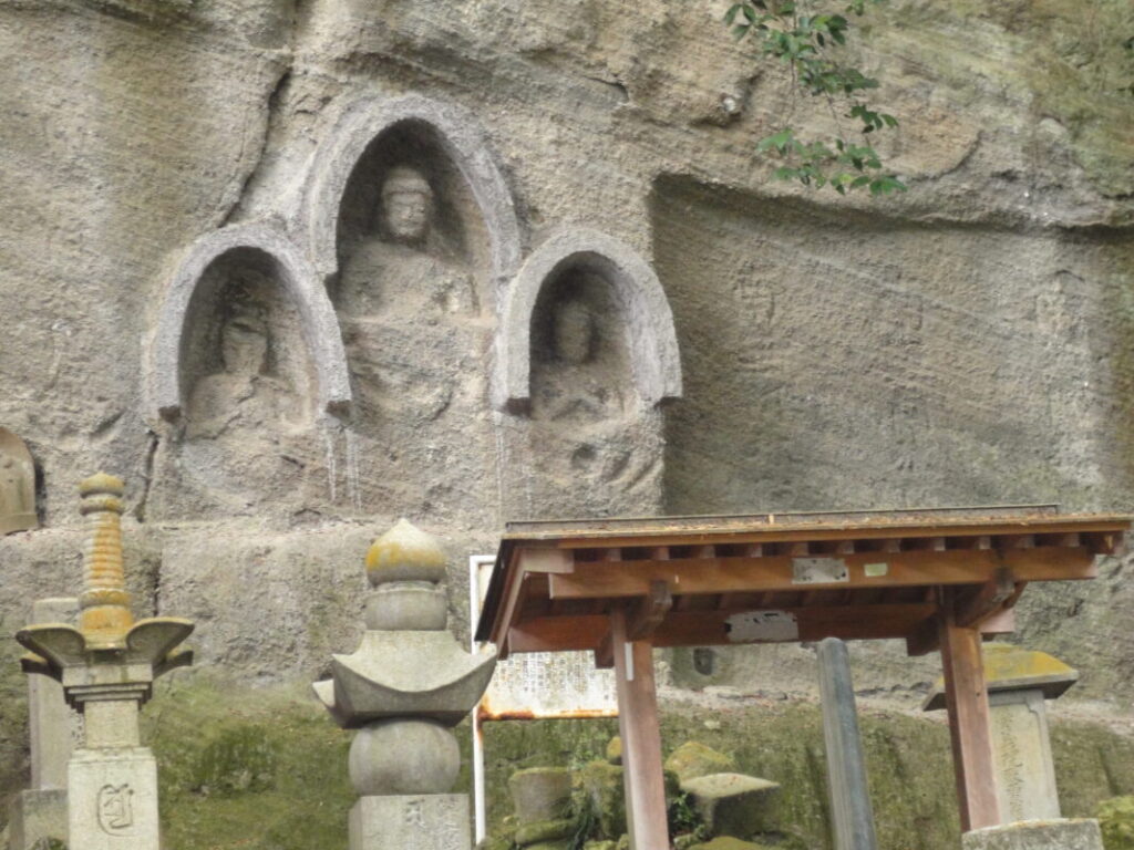 岩壁に彫られた三体の仏像