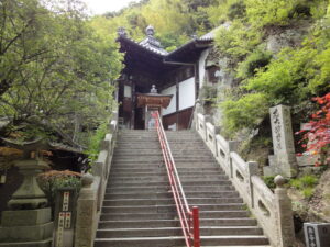 71番 弥谷寺の本堂への階段