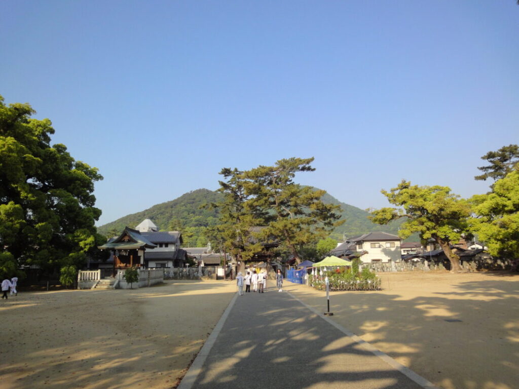 東院の広大な境内。奥には香色山を望む。