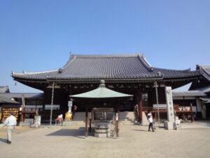 76番 金倉寺の境内