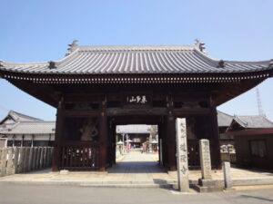 77番 道隆寺の山門