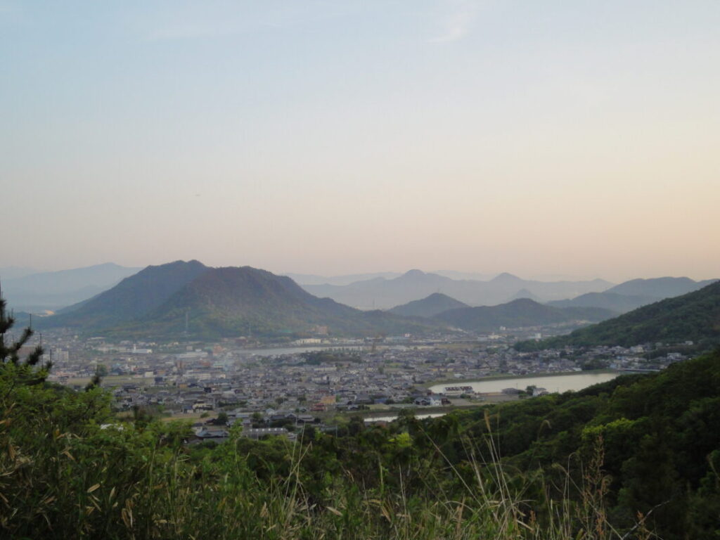 香川県の遍路道｜高台から望む香川特有の山々