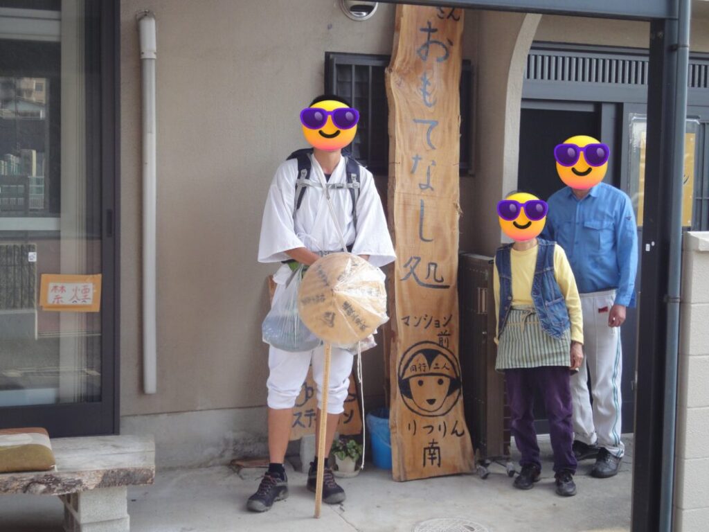 香川の善根宿｜私と宿を運営する高齢のご夫婦3人の写真