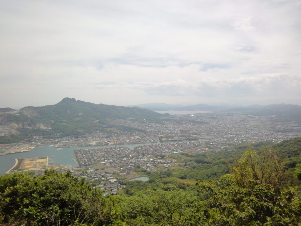 屋島寺から望む麓の街並み：奥には次の目的地八栗山も見える