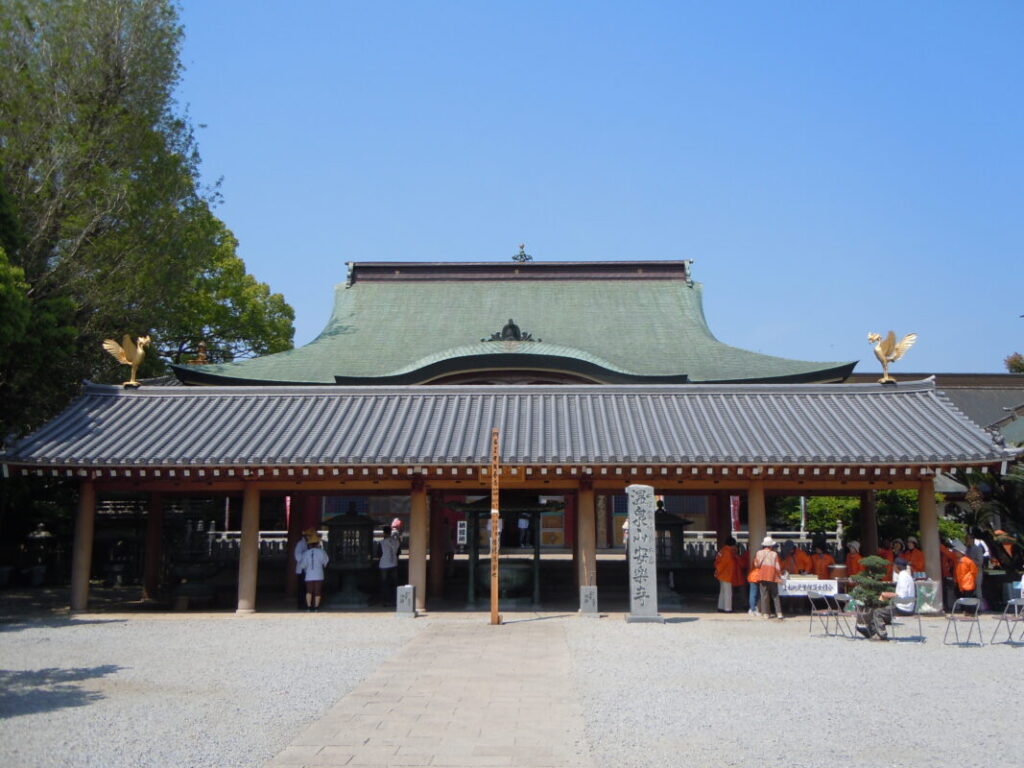 四国八十八カ所お遍路第6番札所｜安楽寺の境内｜地元の方がお接待で甘酒を準備している