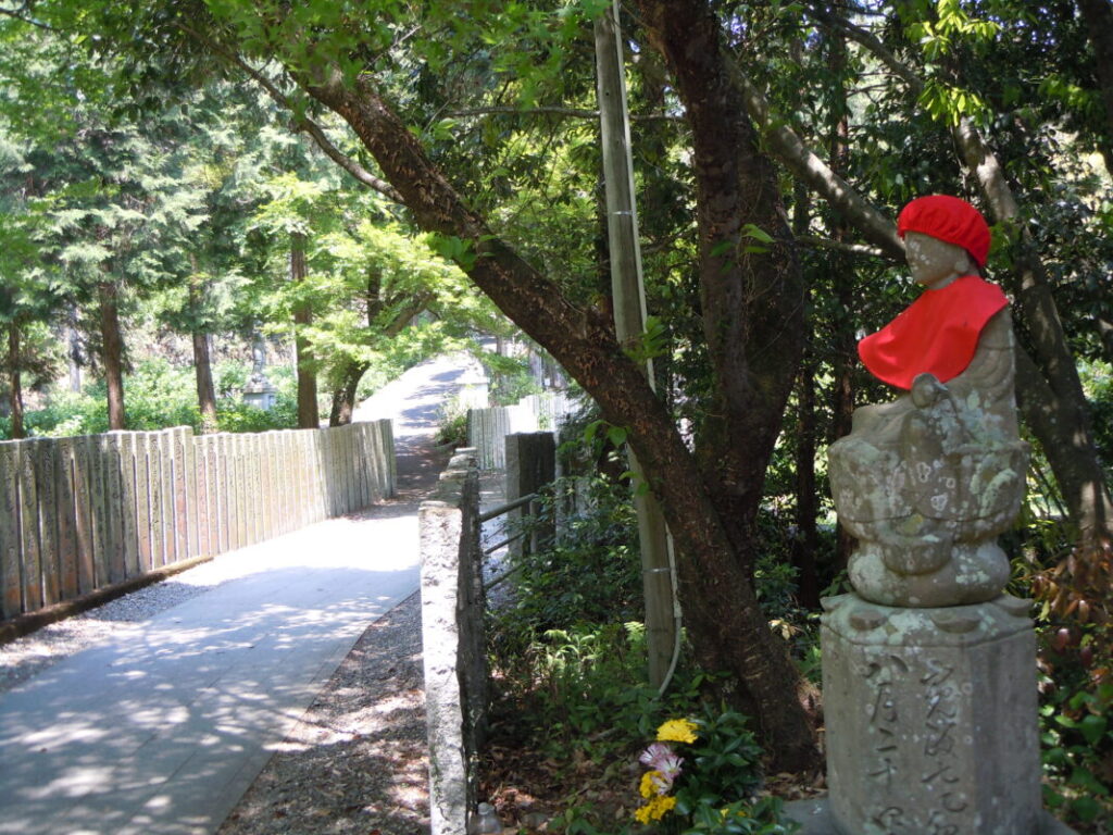 8番熊谷寺へ向かう途中で突然現れた赤いちゃんちゃんこを被ったお地蔵様