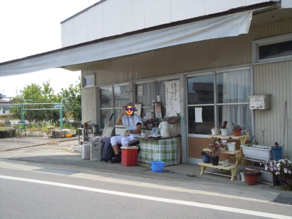 11番藤井寺を目指す途中で見つけた無料休憩所｜お接待のお茶をすする私