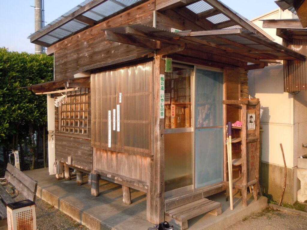 鴨島温泉の善根宿｜6畳程の小屋