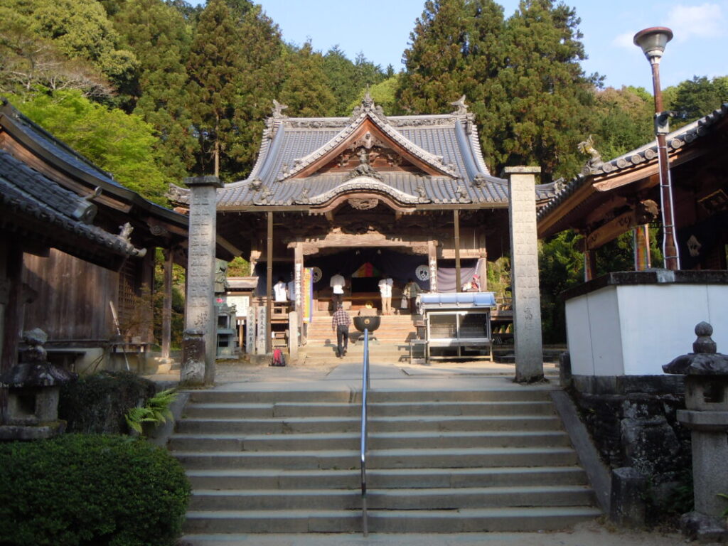 四国八十八カ所お遍路第11番札所｜藤井寺の早朝の境内