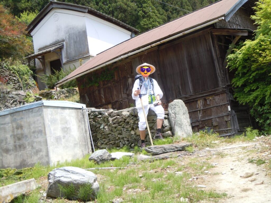 突如現れた空き家と石垣に腰掛ける私