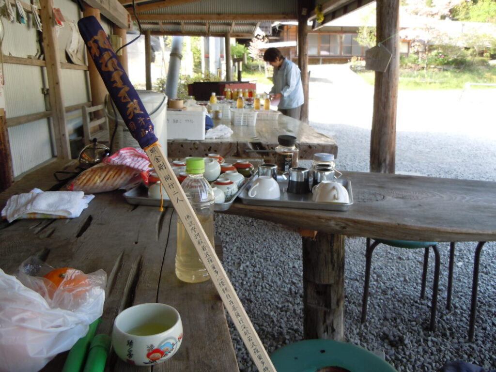 左右内のおへんろ駅にて｜地元の方のお接待を受ける
