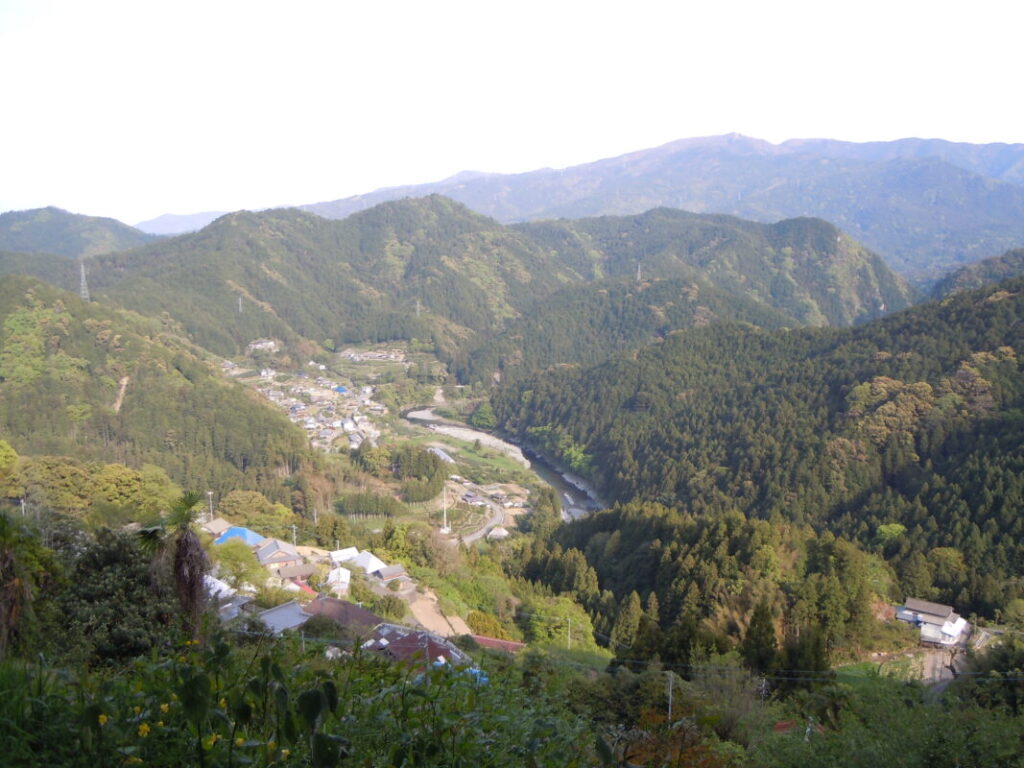 神山へんろ小屋からの風景｜眼下に鮎食川が流れる絶景