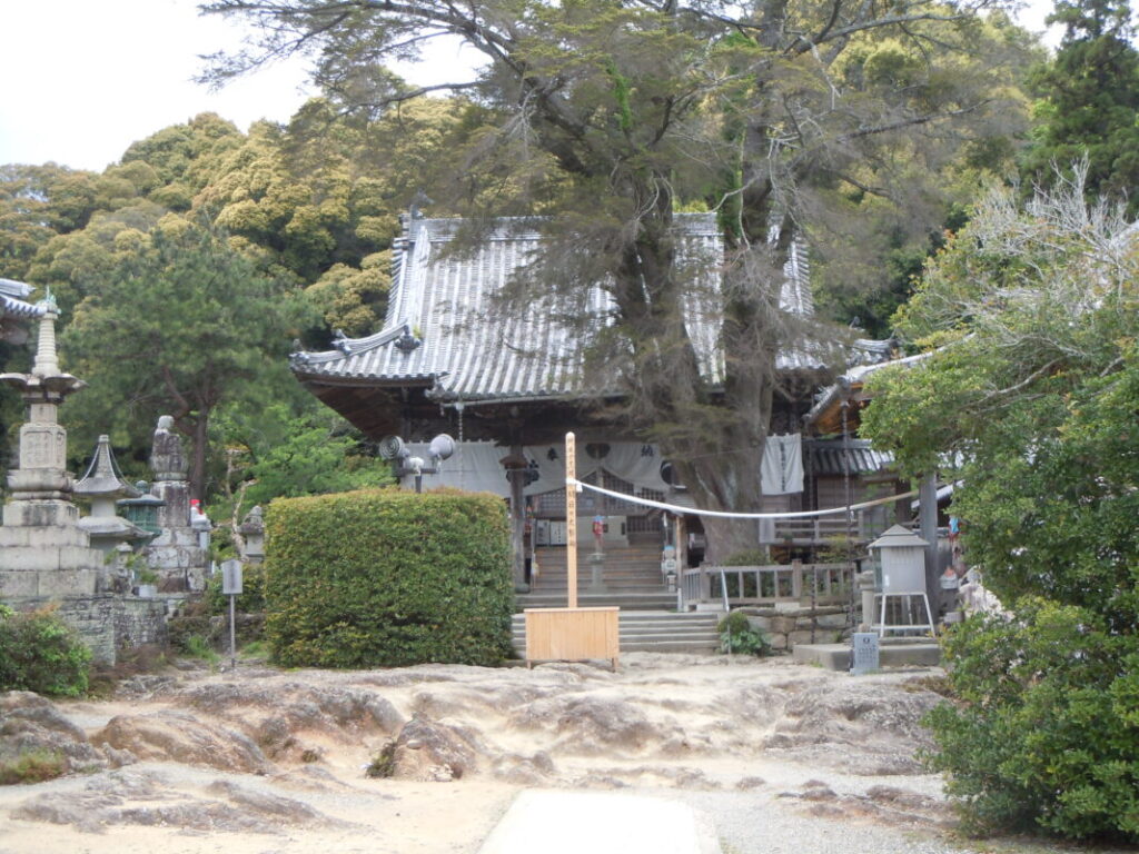 四国八十八カ所お遍路第14番札所｜常楽寺の境内｜剥き出しの岩盤が広がる珍しい構造