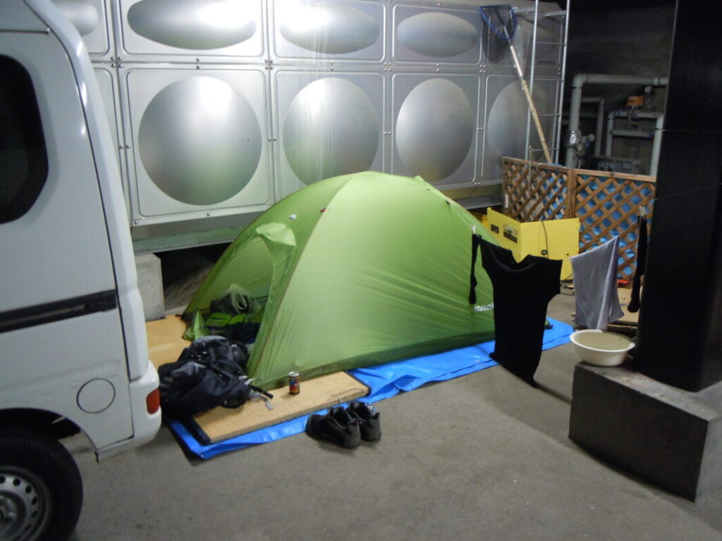 八万温泉の用具置き場でテントを広げる｜雨風の心配は全くない