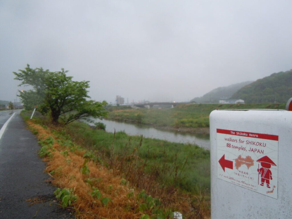 ガードレールに貼られた道しるべのシール