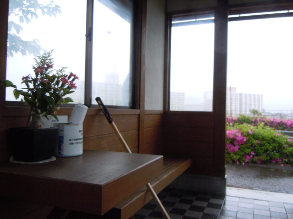 露ヶ本遍路休憩所で雨宿り