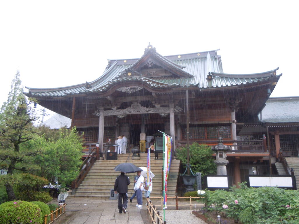 19番 立江寺｜傘をさす参拝客が数名