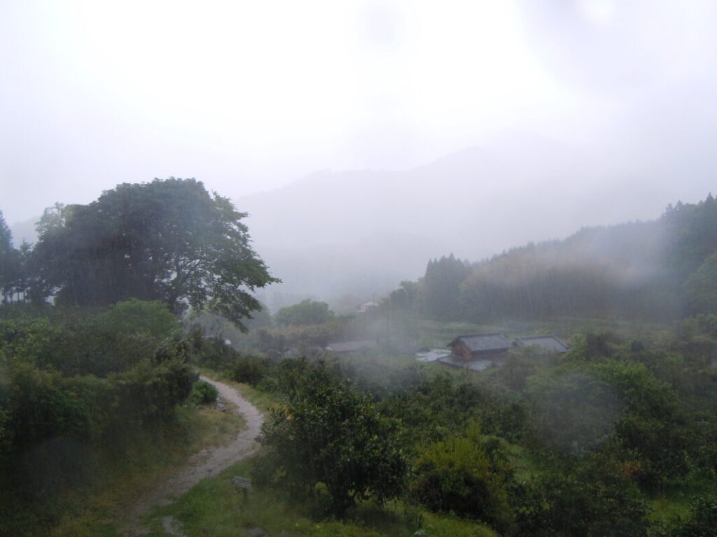 鶴林寺を下った地点｜雨の中、霧かかった山々