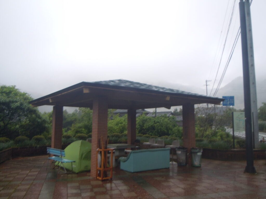 大井休憩所｜固定されたテーブルや椅子が置いてあり、テントを張るスペースはあまりない