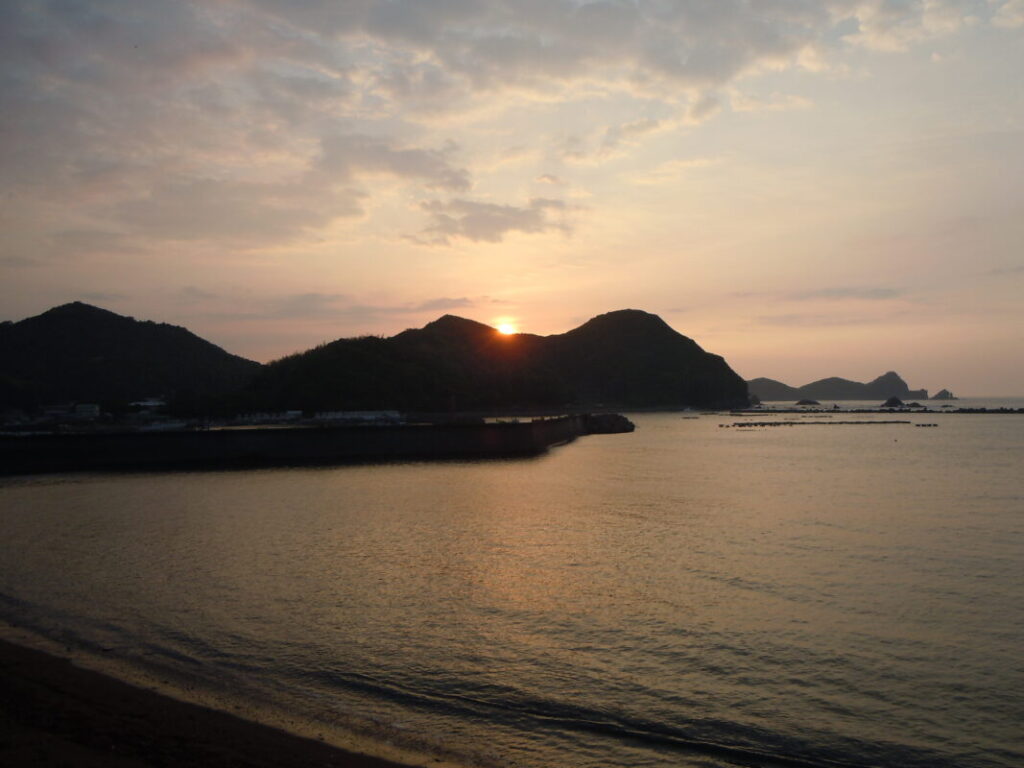 室戸の朝焼け：山と海