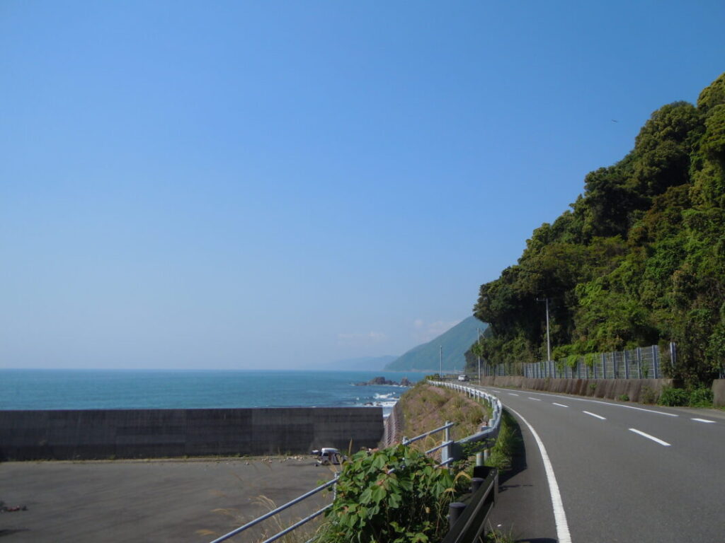 24番最御崎寺へ続く国道55号線：空と海
