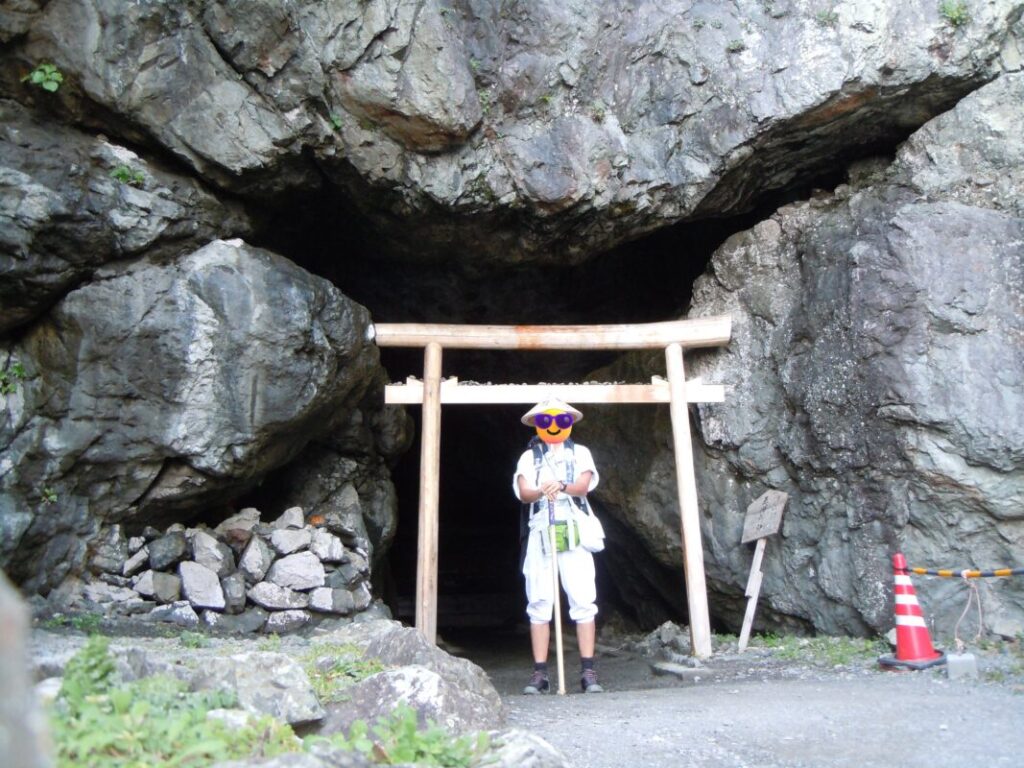 御厨人窟（みくろど）の前で立つ私：菅笠、金剛杖、白装束姿