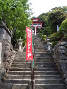 25番 津照寺山門への階段