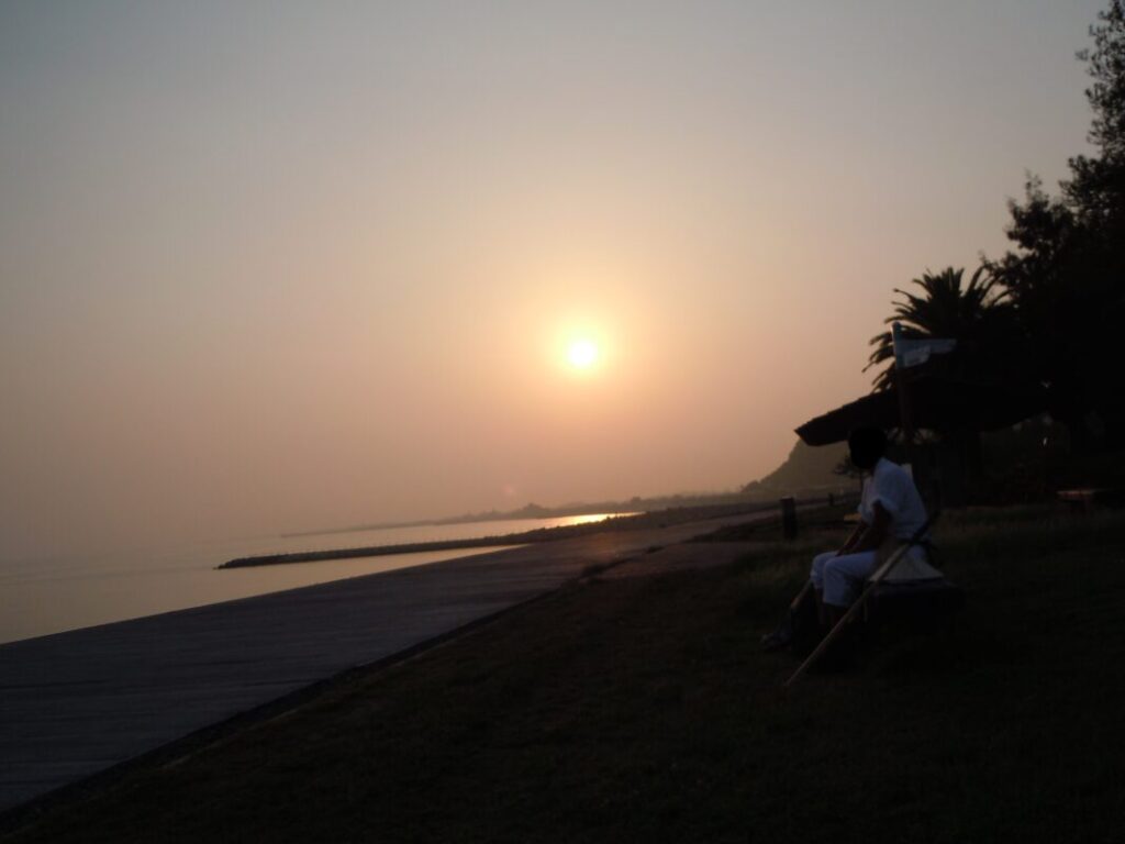 海岸線の遍路道｜海に夕日が沈む壮大な景色