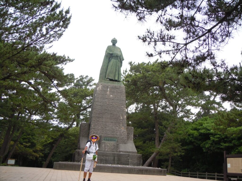 歩き遍路途中で寄った桂浜で撮影した私の姿：坂本龍馬像の前