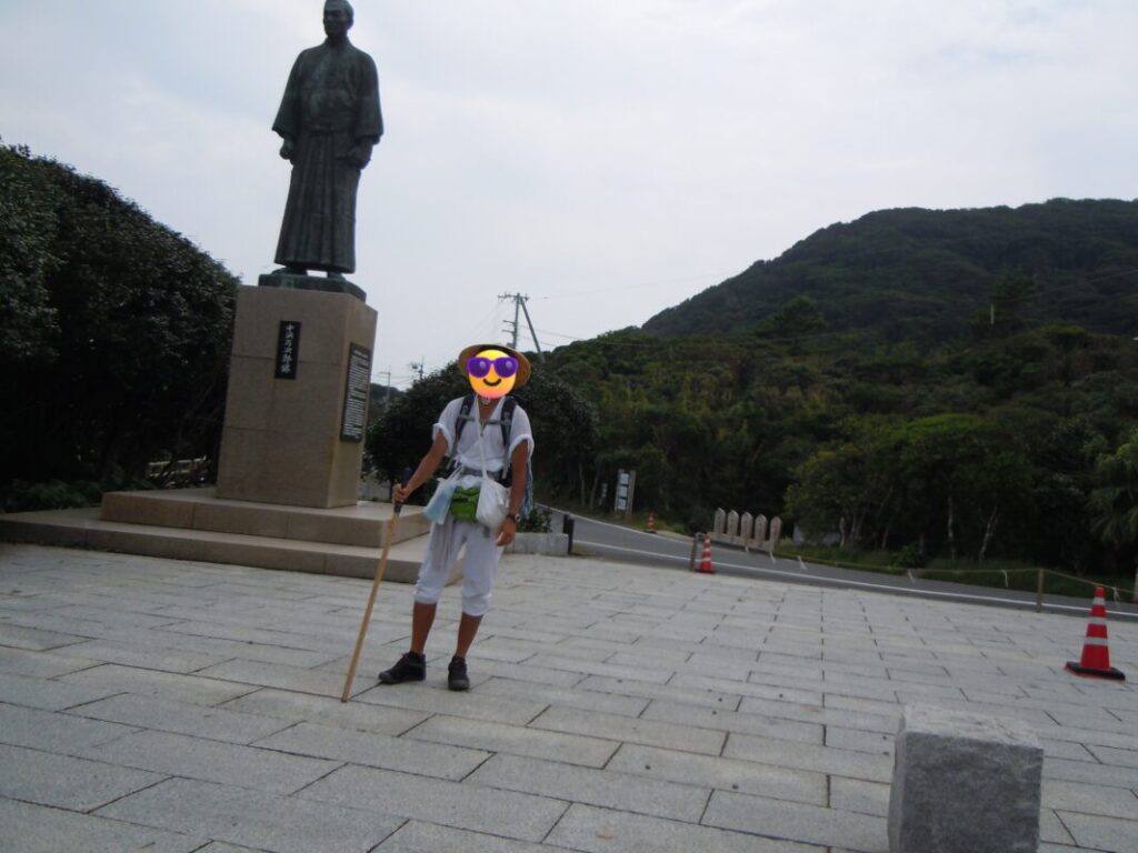 ジョン万次郎像と歩き遍路姿の私