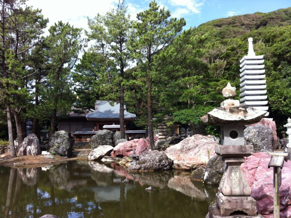 金剛福寺境内：大小さまざまな岩と、境内中央に広がる大きな池