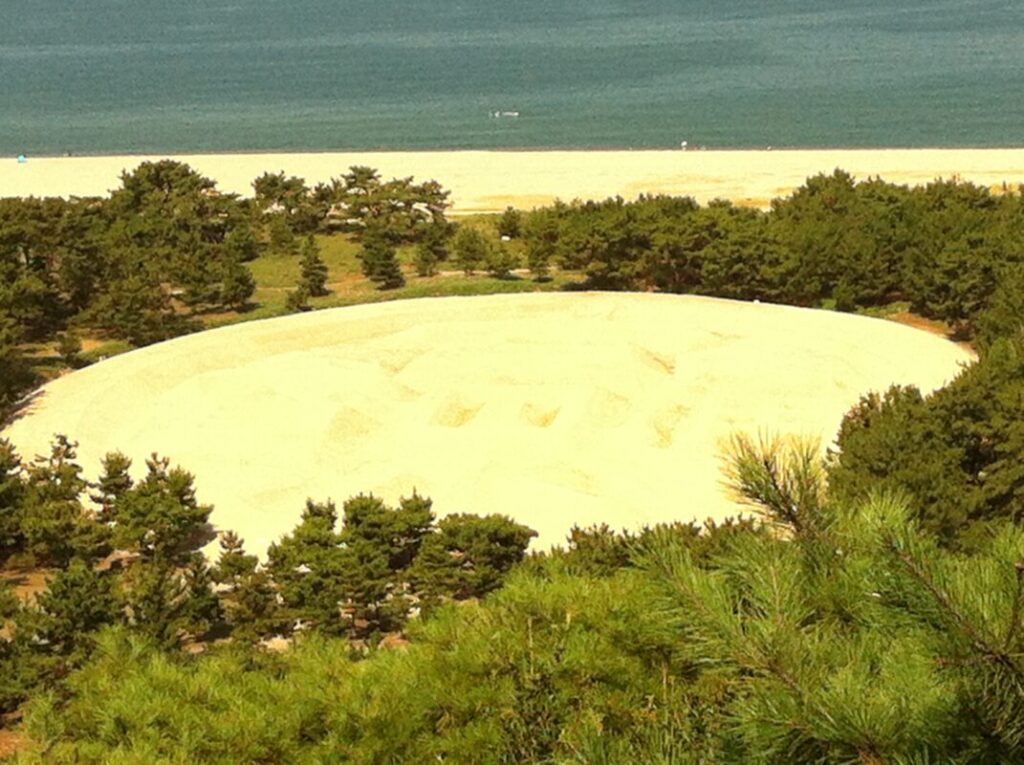 琴弾公園の寛永通宝の砂絵：文字ははっきり写せなかった