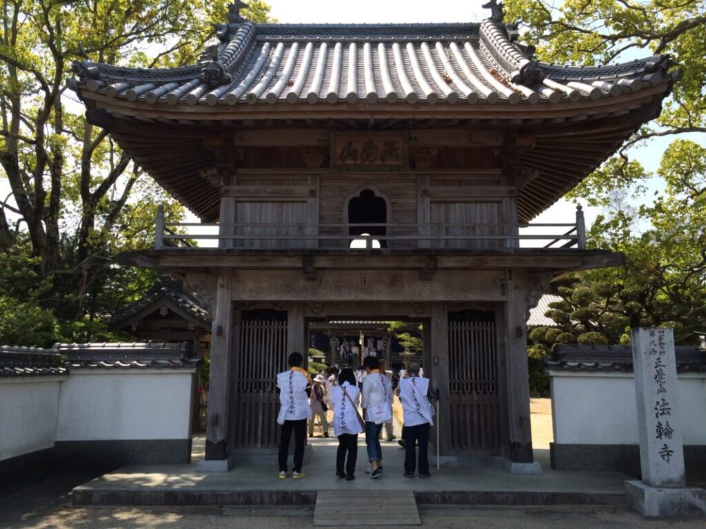 四国八十八カ所お遍路第9番札所｜法輪寺の門前と拝む4名の後ろ姿