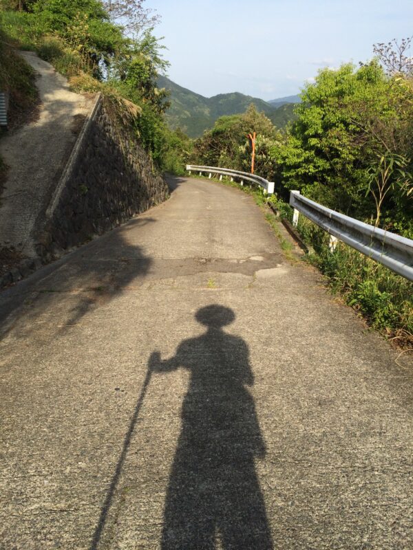 歩き遍路3日目の夕方｜西日を背に受けて自分の伸びた影を撮影