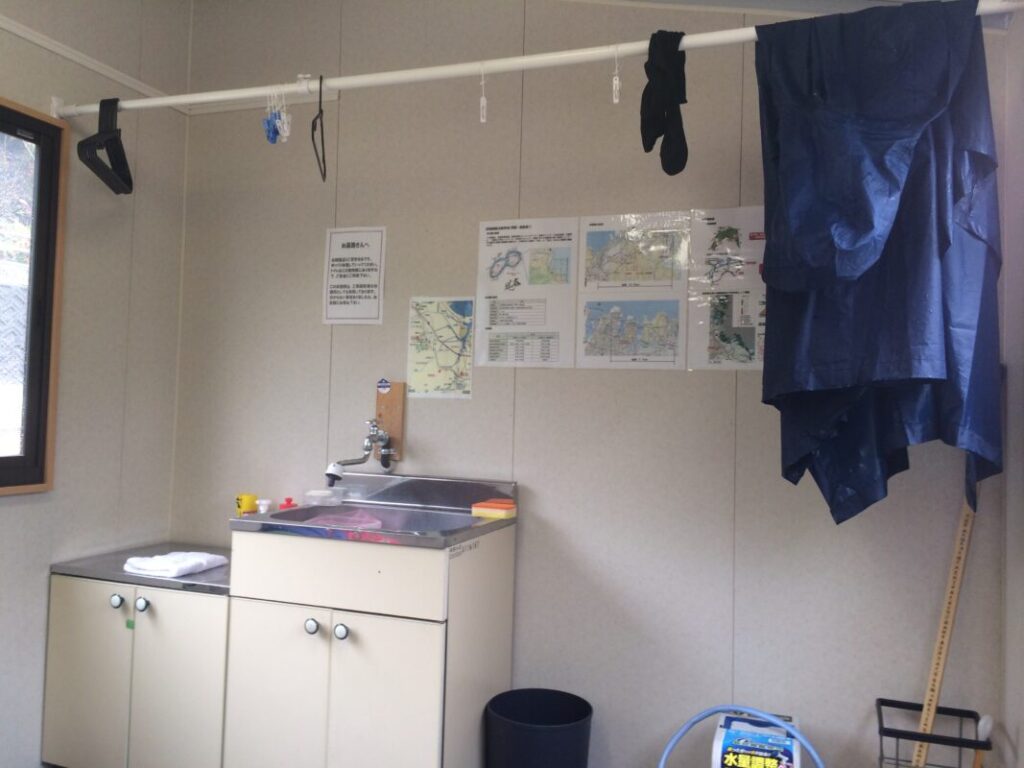 立江寺へ向かう途中の休憩所で雨宿り