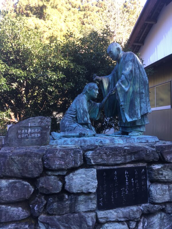杖杉庵の銅像｜衛門三郎が弘法大師と再会するワンシーン
