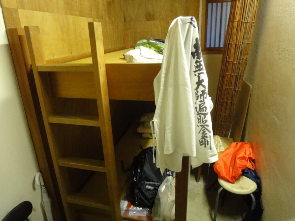 泰山寺の通夜堂：木製2段ベッドのドミトリー