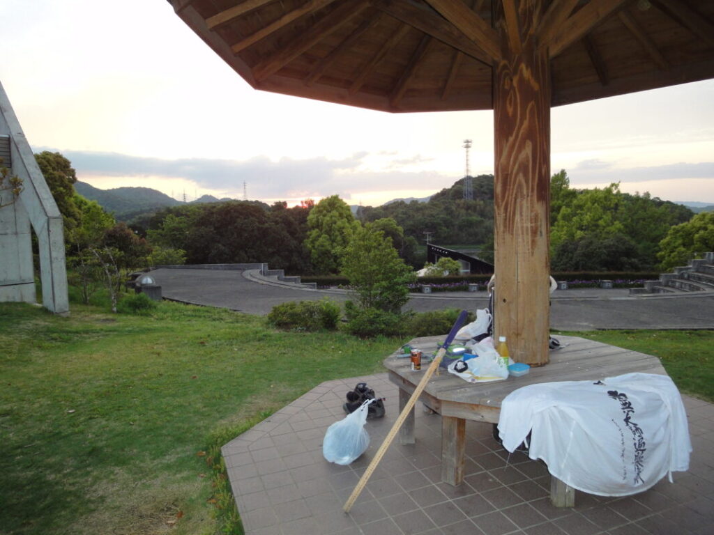 歩き遍路:公園の東屋で野宿:金剛杖と白装束をベンチにたてかける