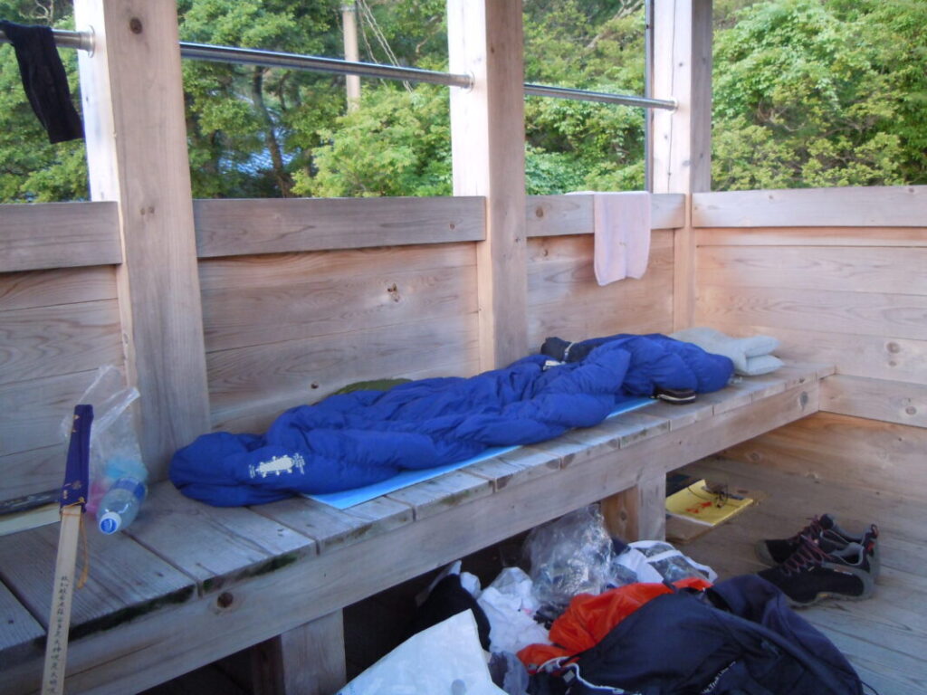 遍路小屋で寝袋で野宿
