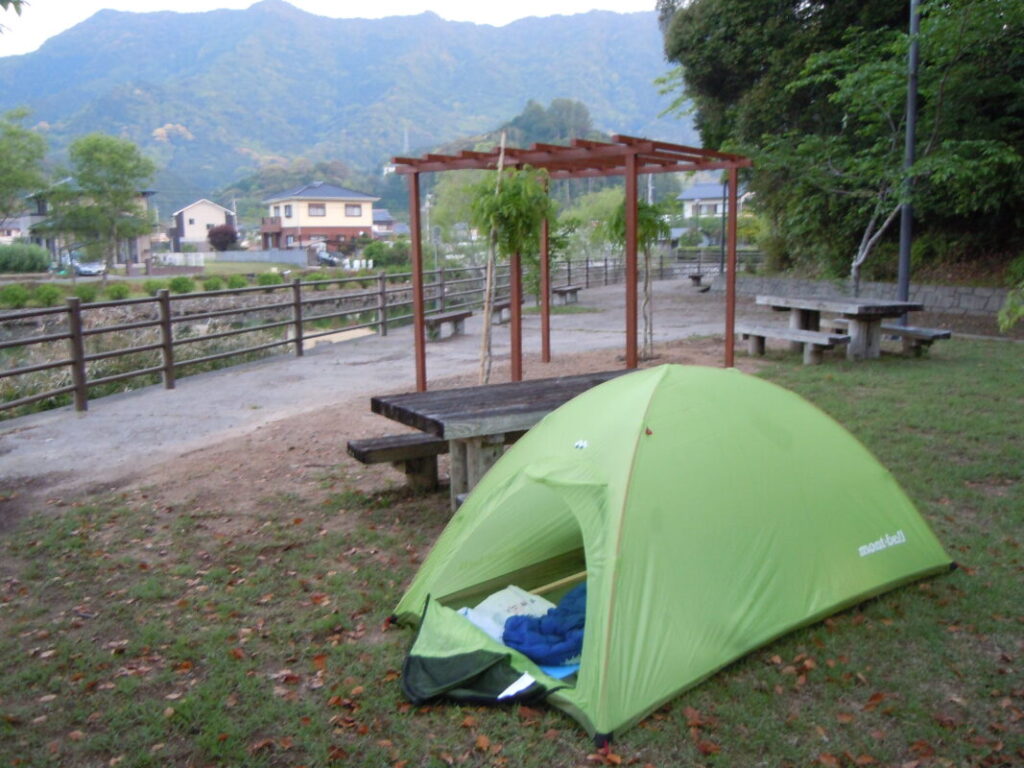 公園の芝生でテントの設営写真