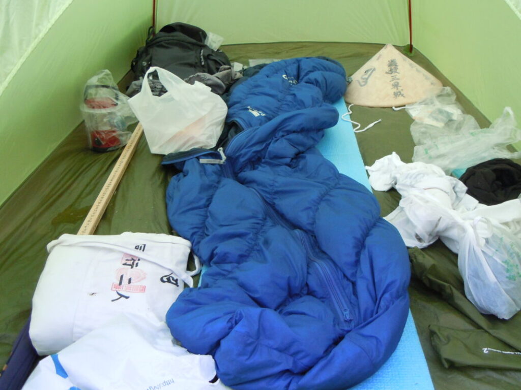 テントの中:断熱シートの上に寝袋